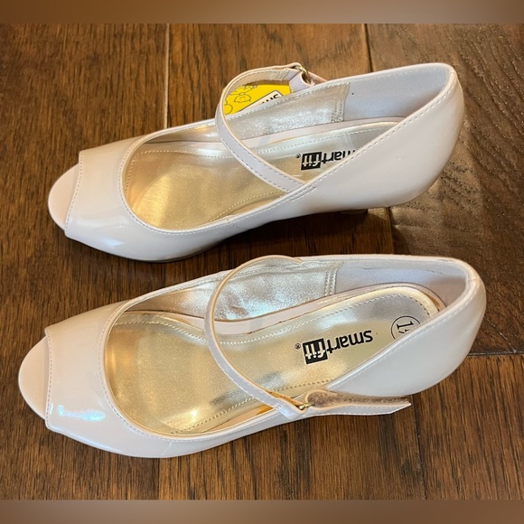 NEW SmartFit Cream Patent Peep-Toe Dress Shoes Mary Jane Heels Adjustable 1.5 - Picture 3 of 8